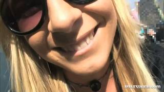 Angelina Love elle se fait plaisir en voiture ! Angelina Love elle se fait plaisir en voiture !