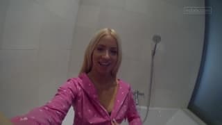 Kiara une femme séduisante qui se filme à la douche Kiara une femme séduisante qui se filme à la douche