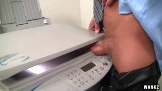 Leena Sky elle prend du plaisir au bureau ! Leena Sky elle prend du plaisir au bureau !