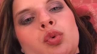 Elle utilise un sextoy pour augmenter son plaisir