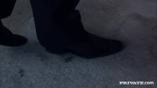 Une belle brunette qui se fait prendre copieusement Une belle brunette qui se fait prendre copieusement