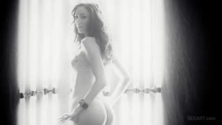 Partir à la découverte de la belle Anjelica Sage