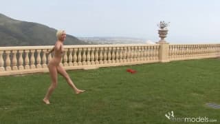 Miley Mason se touche enfin la nouille dehors Miley Mason se touche enfin la nouille dehors