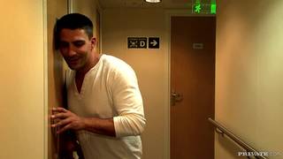 Donna Bell suce la queue d'un mec super excité