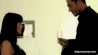 Anastasia Brill sait comment s'y prendre pour jouir