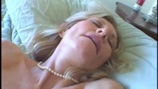 Baruska trouve une bite géante pour prendre son pied Baruska trouve une bite géante pour prendre son pied