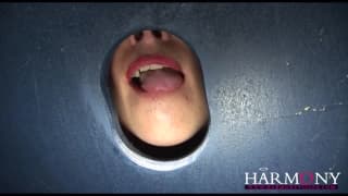 Un gloryhole à New-York avec une grosse cochonne Un gloryhole à New-York avec une grosse cochonne