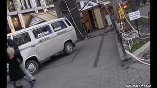 Elle se ballade dans la rue et cherche une proie pour baiser Elle se ballade dans la rue et cherche une proie pour baiser
