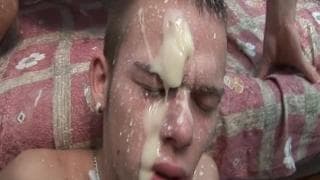 Une bonne petite pipe et une éjaculation faciale énorme