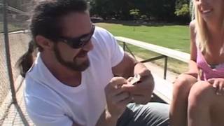 Eden Adams s'amuse très bien avec cet homme Eden Adams s'amuse très bien avec cet homme