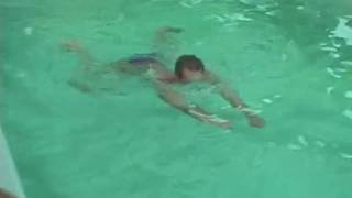 Monica Cameron se fait plaisir dans la piscine Monica Cameron se fait plaisir dans la piscine