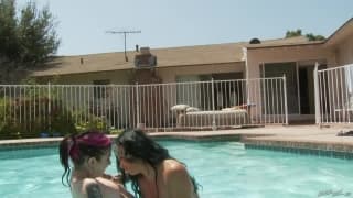 Joanna Angel et Brittany Lynn prennent du bon temps Jeune 18-21ans, Lesbienne, Masturbation, Brune, Petits Seins, Emo - Gothique, Teen Porn, Porno Stars