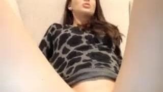 Cette brune, vraiment délicieuse s'éclate