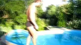 Jeune femme blonde qui s'occupe de son mec Jeune femme blonde qui s'occupe de son mec
