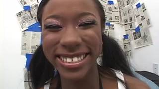 Ariel Alexus est une jolie black avec des couettes Ariel Alexus est une jolie black avec des couettes