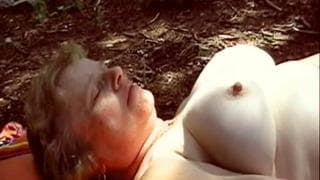 Cette vieille se gode en pleine forêt ! Cette vieille se gode en pleine forêt !