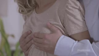 Lara est une salope blonde délicieuse Lara est une salope blonde délicieuse