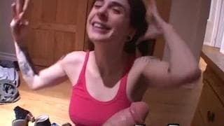 Joanna Angel avec ce gros chibre elle se régale ! Ejac Faciale, POV 1er Personne, Brune, Emo - Gothique, Grosse Bite, Porno Stars