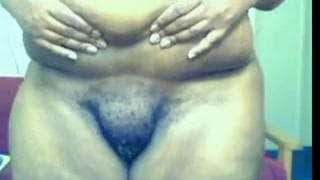 Une bbw black devant sa webcam se dévoile !