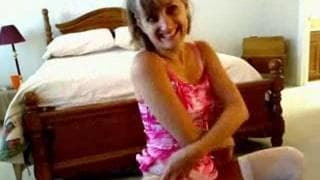 Avec un dildo madame prend son pied ! Avec un dildo madame prend son pied !
