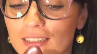 Avec ses lunettes elle a un regard dingue ! Avec ses lunettes elle a un regard dingue !