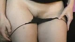 Voici une milf bandante avec son dildo ! Voici une milf bandante avec son dildo !