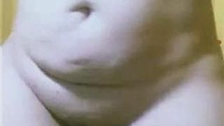 Une femme blonde et mature devant la caméra