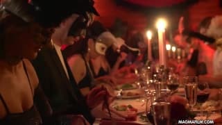Grosse baise pendant une partouze costumée Grosse baise pendant une partouze costumée
