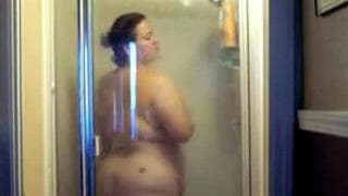 Une femme qui prend son pied sous la douche