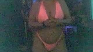 Une nana qui se dénude devant la caméra