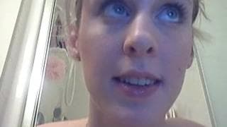 Sous la douche une jeune blonde se caresse Sous la douche une jeune blonde se caresse