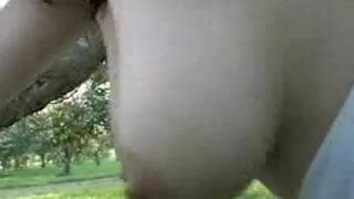 Dehors il baise une jolie rousse aux gros seins