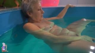 JitKa s'amuse dans la piscine JitKa s'amuse dans la piscine