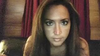Très jolie femme brune devant la webcam ! Très jolie femme brune devant la webcam !