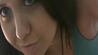 Brunette pulpeuse qui adore se toucher Brunette pulpeuse qui adore se toucher