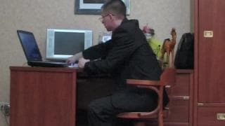 Un mec au bureau encule un travesti !