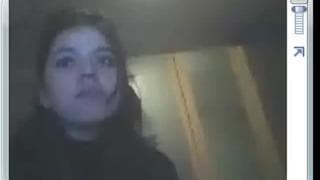 Jolie brune se filme devant sa webcam  Jolie brune se filme devant sa webcam