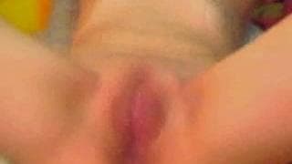 Du doigté et des caresses pour une brune