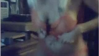 Blonde pulpeuse qui aime bien s'exhiber !