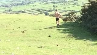 Voilà un mec qui se branle devant un porno gay