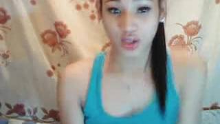 Un show percutant avec une jeune shemale !