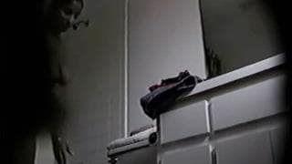 Jolie nana dans la salle de bain...