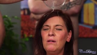 Cette femme adore le sperme Douche de Sperme
