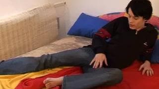 On dirait que Valentino aime se branler !