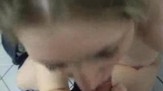 Amatrice foutrement chaude aux toilettes ! Amatrice foutrement chaude aux toilettes !