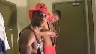 Deux mecs musclés pour une branlette !