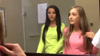 Megan et Allison pour du plaisir entre femmes