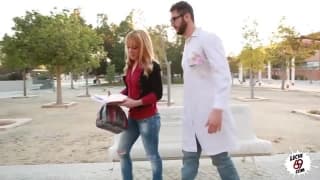 Baisée par le prof de chimie du campus Baisée par le prof de chimie du campus