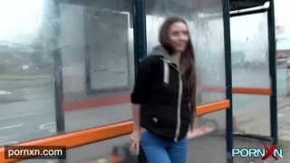 Leyla se laisse aller à pisser en public Leyla se laisse aller à pisser en public