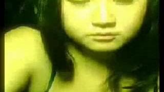 Brunette sexy et motivée devant sa webcam